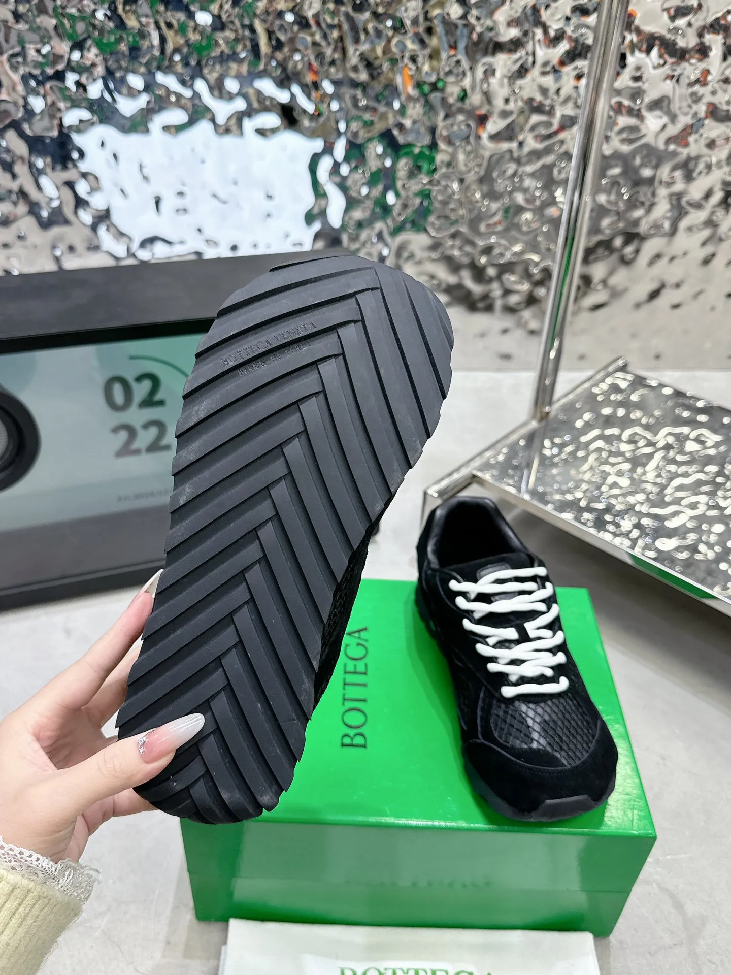 👟👟Ex-factory price 560👟👟 Men ➕20 💰𝐁𝐨𝐭𝐭𝐞𝐠𝐚 𝐕𝐞𝐧𝐞𝐭𝐚 Bodie Home Couple Style 👫BV Sports Shoes Wang Yibo Same Style Casual shoes for couples and dad shoes! Runner sneakers! Original purchase and development! Made of original lightweight technical mesh fabric, the same as the original version! The process is complicated! Paired with a geometric pattern designed rubber outsole, the higher version of the Wang Zha series is actually much taller, but the legs still look slim. Very nice. Durable and durable to play with, standard and version-matching shoe-packing technology. Look for high-end versions. The original outsole is exclusively molded, and the color-blocked TPU outsole is used. The material and weight are the same as the original! Size: Women’s size 35-41 (40 and 41 customized, non-refundable) Men’s size 39-45 (45 customized, non-refundable)